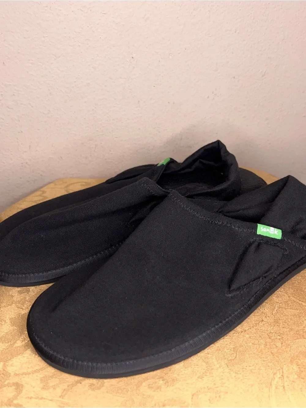 Sanuk Size 9 Black Sandals Lightweight Yoga Mat Material Boho Comfortable